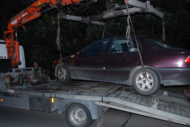 Taxiká se podle policie motal s autem na silnici a chvíli jel i v protismru