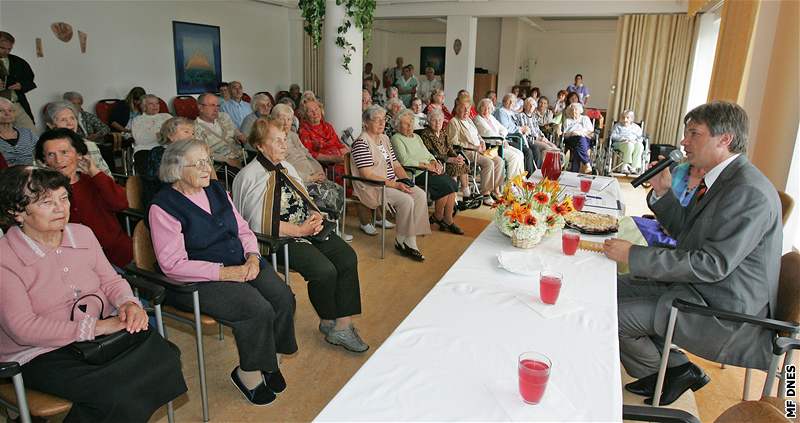 Primátor Onderka na své tour po domovech dchodc