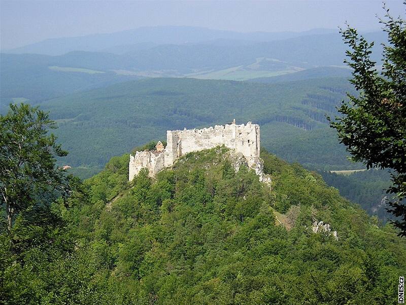 Uhrovský hrad se ukrývá vysoko v horách.