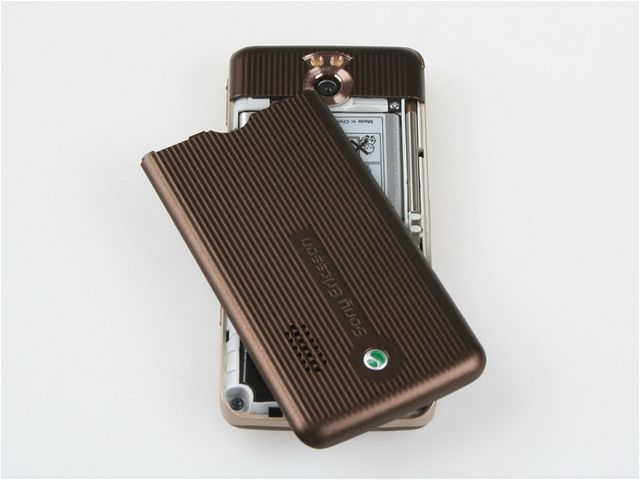 Sony Ericsson G700 vypadá pouze na pohled jako obyejný telefon. Uvnit se vak skrývá velmi chytrý pomocník.