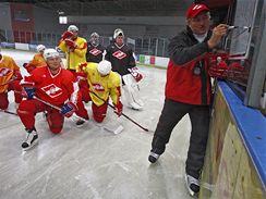 Milo ha vede trnink hokejist CSKA Moskva v Havlkov Brod