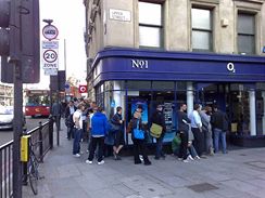 Fronta na iPhone 3G ped prodejnou O2 v Londn