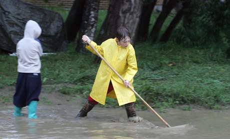 Rozvodnn ka Polanicce a Poln potok zatopily po vydatnm deti Nben ulici v Ostrav.