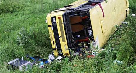 Autobus sjel ze silnice a pevrátil se.