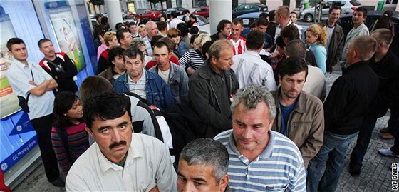 Fronta cizinc na cizinecké policii. Ilustraní foto.