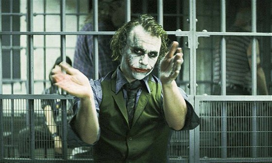 Heath Ledger v roli Jokera ve filmu Temný rytí.