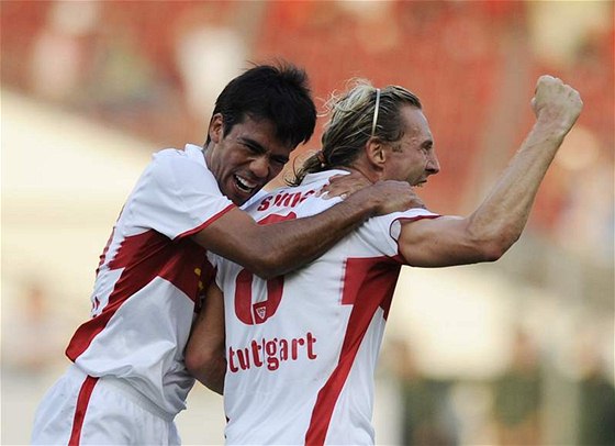 imák (vpravo) oslavuje gól Stuttgartu