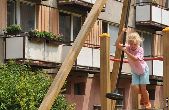 Dtské hit na ulici Buovická. V pozadí okno s balkonem, z nho se stílelo.