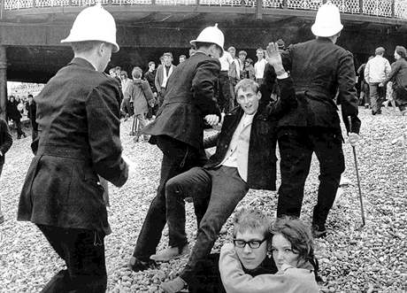 Policisté zasahují pi stetech mezi mods a rockery, Brighton, Británie, kvten 1964