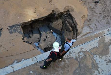 Ve tpnsk ulici v Praze prasklo potrub. (27. ervence 2008)