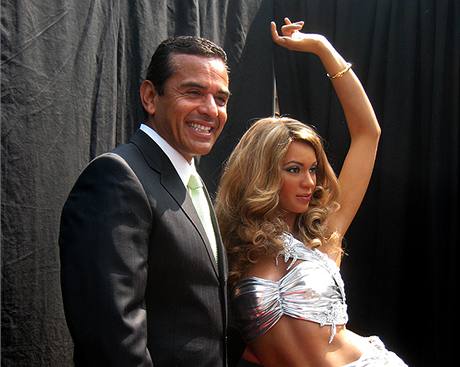 Zahájení výstavby Madame Tussaud's v Hollywoodu - starosta Antonio Villaraigosa a figurína Beyoncé Knowles