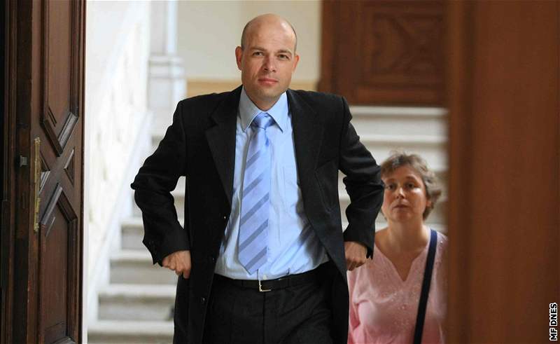 Herec Viktor Skála u brnnského soudu (24.7.2008)