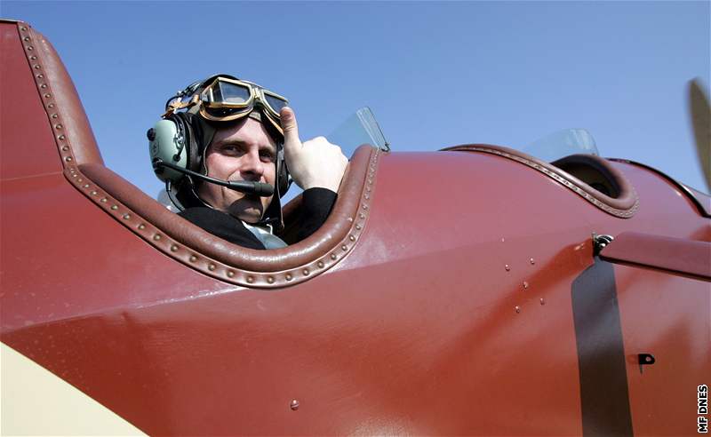 Piloty historických letadel pivítá na bruselském letiti zástupce belgické královské rodiny.