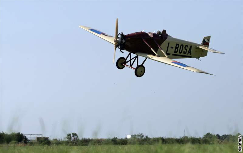 Piloty historických letadel pivítá na bruselském letiti zástupce belgické královské rodiny.