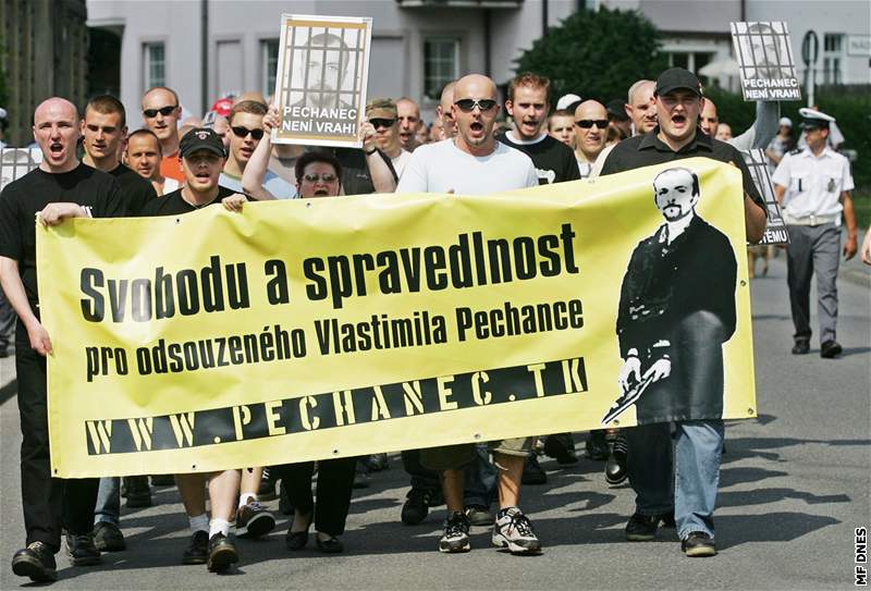 Protestní pochod skinhead se obeel bez incident