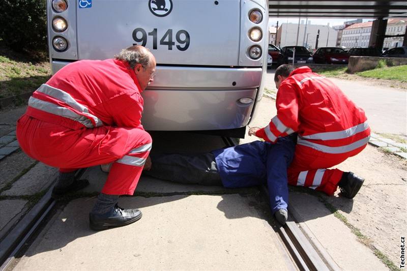 Tramvaj srazila chodce. Vyproování sraeného 