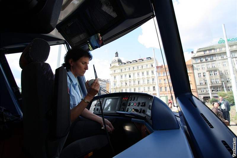 Tramvaj srazila chodce. Vyproování sraeného 