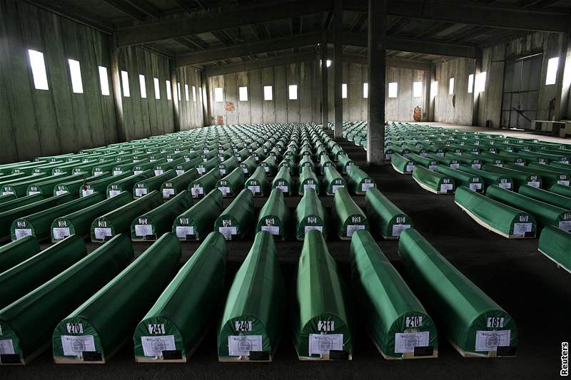 Rakve obtí ze Srebrenice