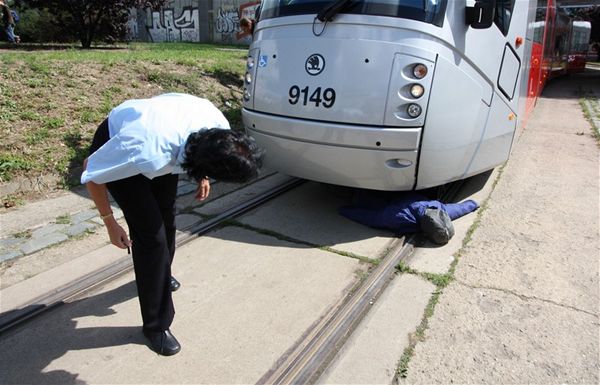 Tramvaj srazila chodce. Vyproovn sraenho 