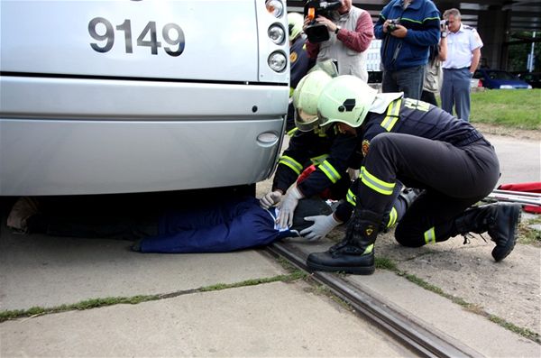 Tramvaj srazila chodce. Vyproovn sraenho 