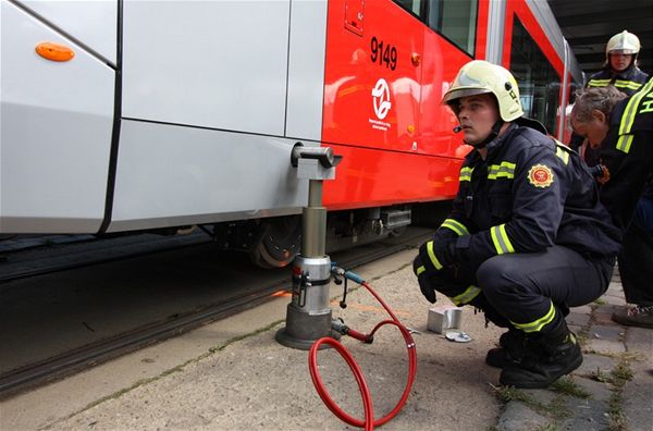 Tramvaj srazila chodce. Vyproovn sraenho 