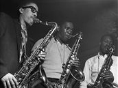 Na archivnm snmku zleva saxofonist Johnny Griffin, John Coltrane a Hank Mobley bhem nahrvn alba Blowing Session.