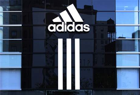 Adidas stahuje svoji výrobu z íny kvli rostoucím platm tamních dlník. Ilustraní foto