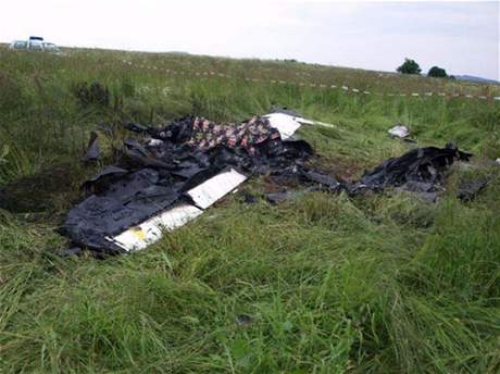 Trosky letadla po letecké nehod u Krásna na Sokolovsku (17.6.2008)