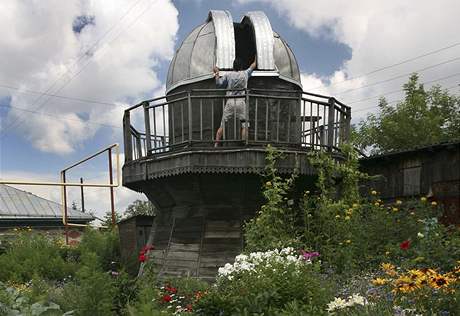 Astronomický nadenec ze sibiského Barnaulu u observatoe s dalekohledem, kterou postavil Michail Levenko 