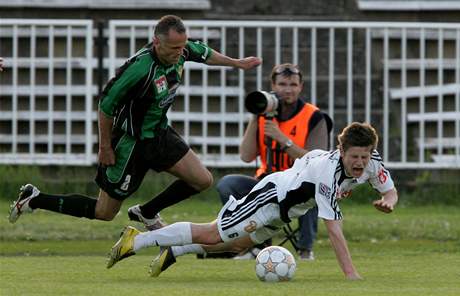 VETERÁN. Marcel Mácha (v zeleném) bude hrát fotbalovou ligu za Píbram i ve tyiceti letech.
