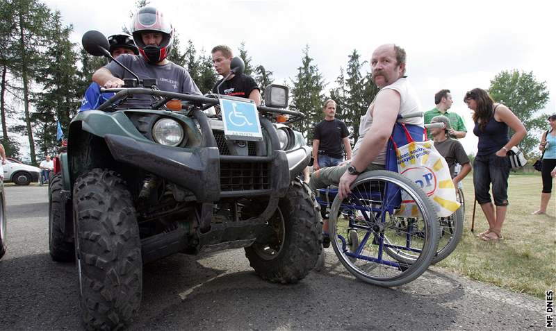 V Kladrubech se konala akce pro motorkáe, která má upozornit na hazardování na silnicích. 