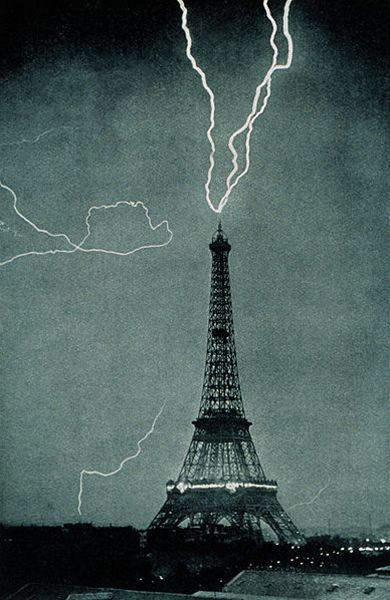 Eiffelova v zasaen bleskem 1902