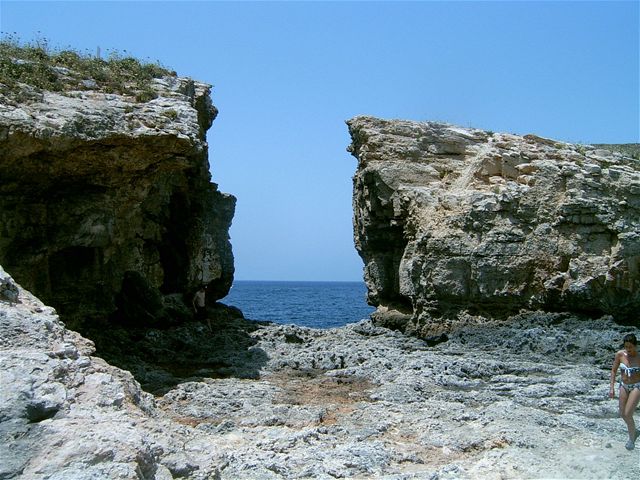 Náboenské symboly a kamenité pobeí - typické znaky Malty