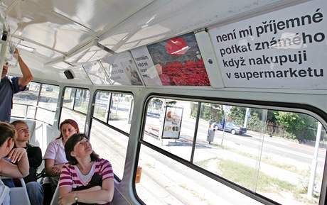 Výstava plakát výtvarnic Markéty Kinterové a Silvie Miklové v brnnské tramvaji