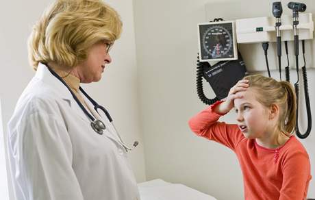 Podle nkterých pediatr rodie kvli poplatkm nechtjí s dtmi k lékai chodit. Ilustraní foto