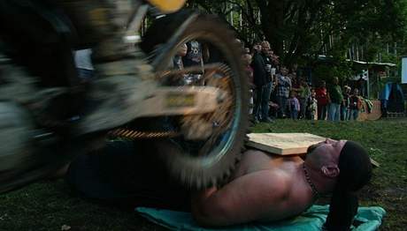 Na exhibici v Nikolicích motorká proízl krk eleznému mui