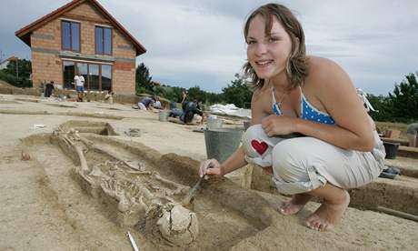 Archeologové zkoumají hroby ve znojemském Hraditi