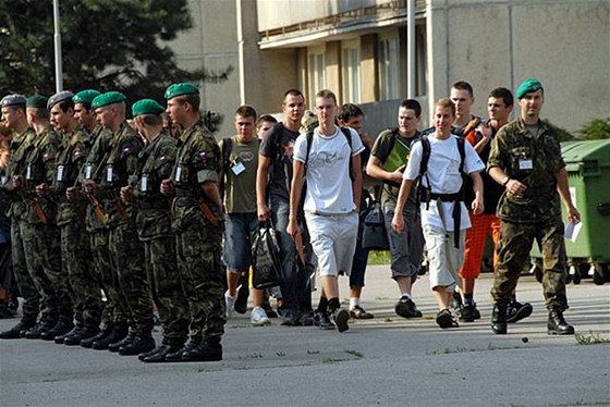 Budoucí armádní profesionálové nastupují k výcviku