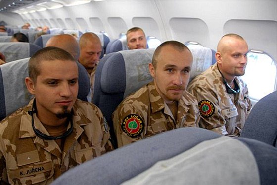 Bez schválení mandátu pro vojáky by se ei ze zahranií museli stáhnout. Foto z odletu do Afghánistánu ze srpna 2008.