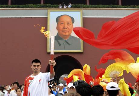 ínský basketbalista Jao Ming s olympijskou pochodní v Pekingu (6. srpna 2008)