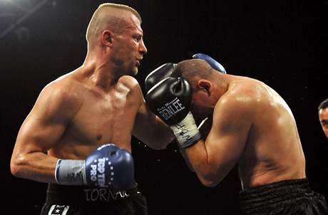 Boxer  Jindich Velecký (vlevo) a Michal Bilak v zápase o internacionální titul organizace WBF v superstední váze do 76,4 kilogramu.