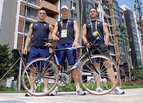 etí dráhoví cyklisté v olympijské vesnici. Zleva: Denis pika, Tomá Bábek, Adam Ptáník.