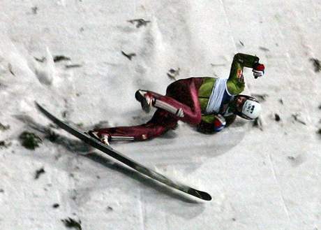 Pád skokana na lyích Jana Mazocha patil k nejhrznjím.