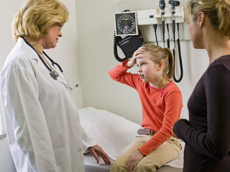 Podle nkterých pediatr rodie kvli poplatkm nechtjí s dtmi k lékai chodit. Ilustraní foto