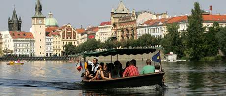 Od srpna funguje v Praze na Vltav u pt pívoz.