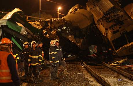 Odstraování následk nehody ve Studénce bylo v noci perueno, trosky vlaku toti nejprve chtli prozkoumat kriminalisté. (9. srpna 2008)