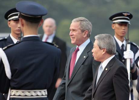 Americký prezident George W. Bush a jihokorejský ministr zahranií Jo Mjung-Hwan na letiti Seongnam u Soulu