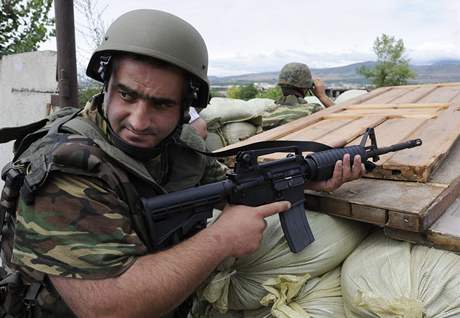 Stety na hranicích Gruzie a Jiní Osetie trvají u týden, gruzínská strana pisouvá k hranicím dalí jednotky.