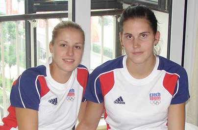 eské basketbalistky Kateina Elhotová (vlevo) a Romana Hejdová