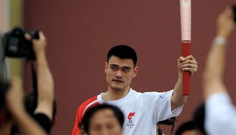 Jao Ming s olympijským ohnm